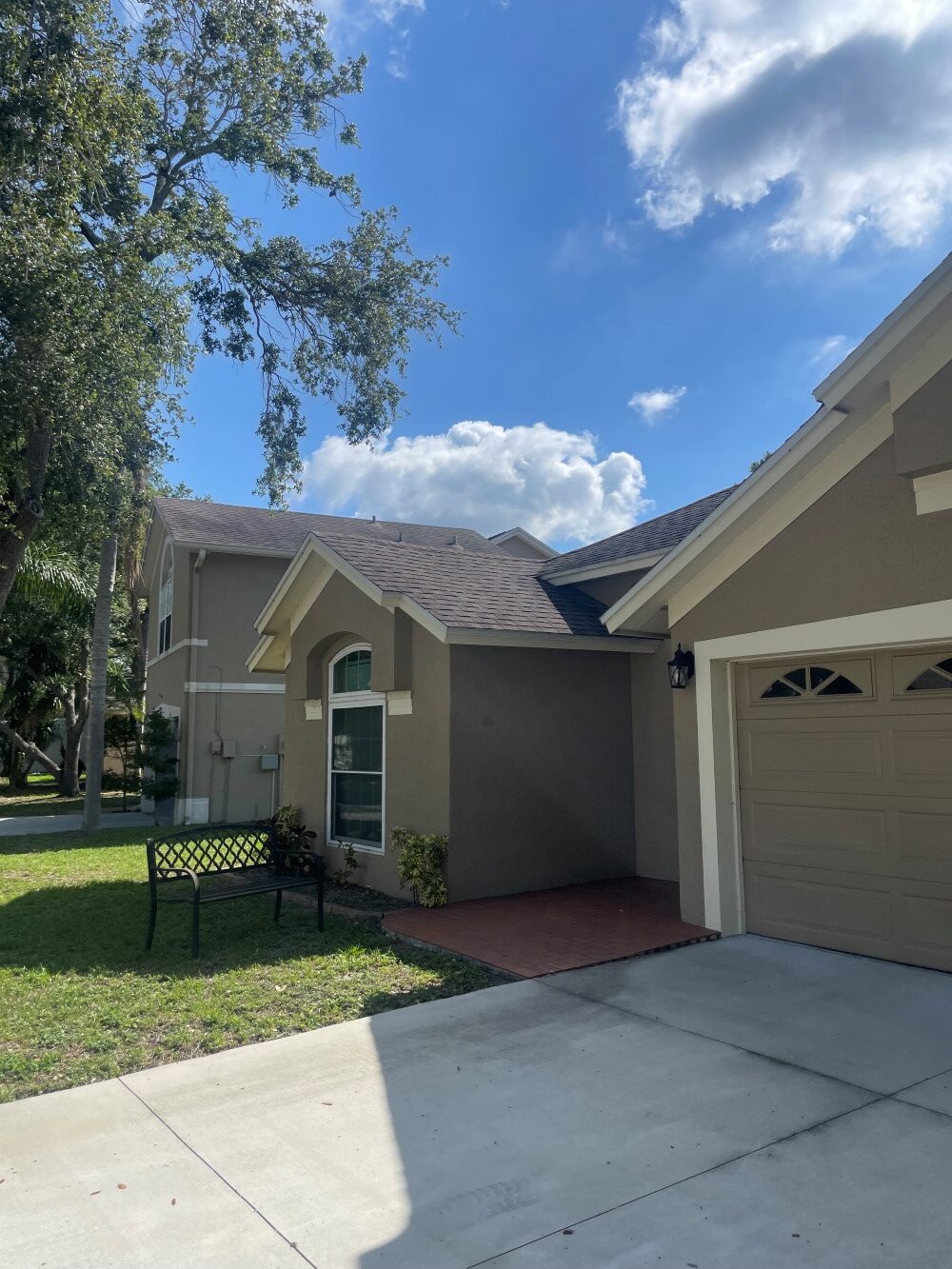 💦 Professional Driveway Pressure Washing in Town 'n' Country, FL – Say Goodbye to Stains & Hello to Curb Appeal! Client Location: Town 'n' Country, FL