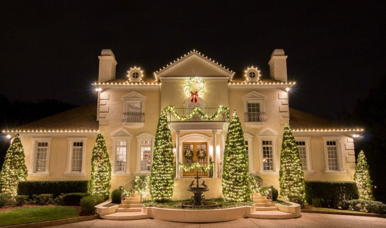 DIY vs. Professional Christmas Light Installation: What Tampa Homeowners Should Know