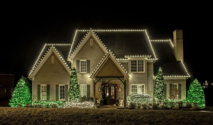 When to Book Christmas Light Installation in Tampa (And Why It Sells Out Early)